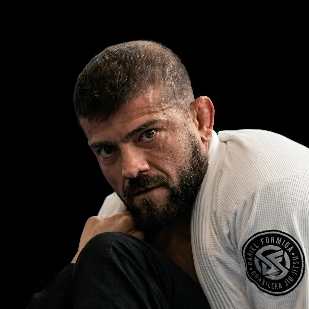 Daniel Formiga, faixa-preta de Jiu-Jitsu, de kimono branco e olhar fixo.